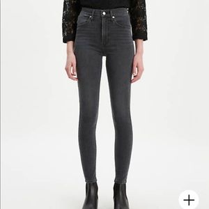 NEW WITH TAGS LEVI JEANS 🖤